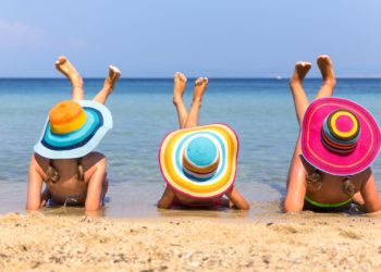 На пляж в Масленицу: почему люди едут на море ранней весной?