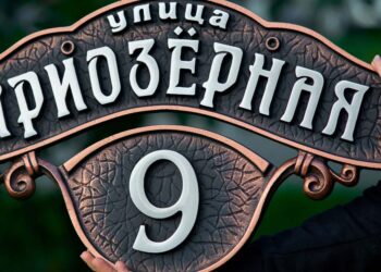 Адресные таблички из металла от компании «TABLICHKADOM»