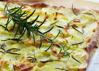 Картофельная пицца cо сладким луком и розмарином