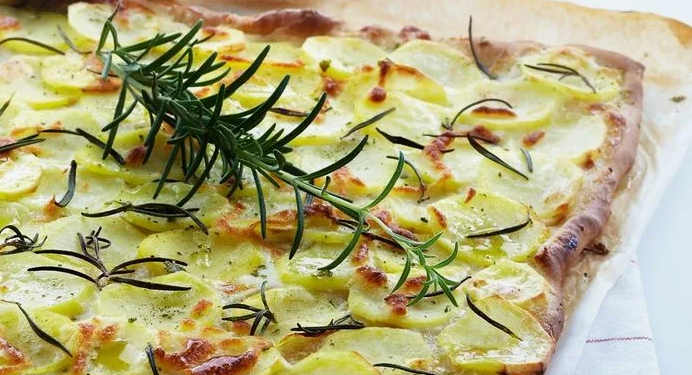 Картофельная пицца cо сладким луком и розмарином
