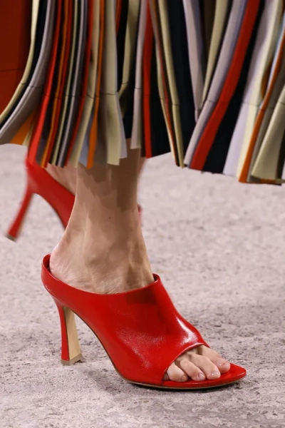 Bottega Veneta весна-лето 2025