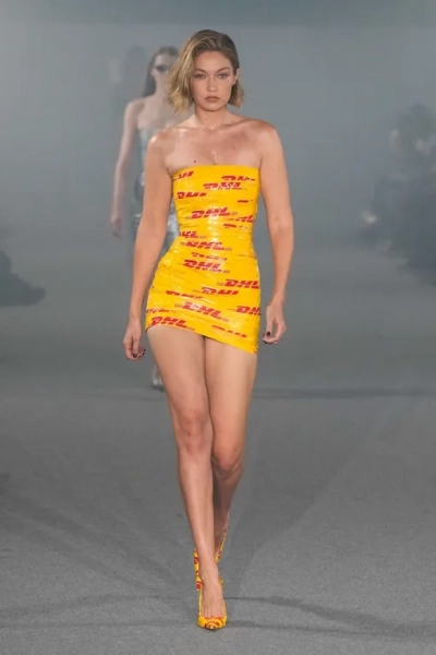 Джиджи Хадид в платье из скотча DHL; показ VETEMENTS весна-лето 2025