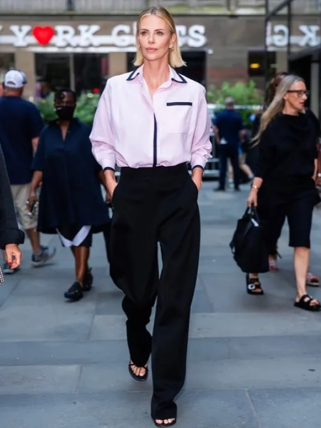 Шарлиз Терон в рубашке Dior и босоножках Bottega Veneta