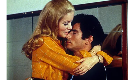 Одеться как героиня Катрин Денев в фильме «Манон 70»