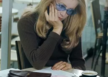 Одеться как героиня Катрин Денев в фильме «Манон 70»