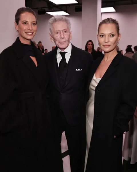 Кристи Тарлингтон, Кельвин Кляйн и Кейт Мосс на показе Calvin Klein в феврале 2025 года
