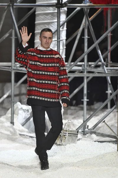Раф Симонс в финале показа Calvin Klein Collection осень-зима 2018/19