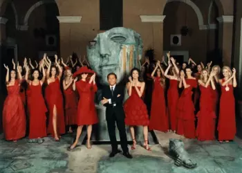 10 платьев и костюмов в культовом оттенке Valentino Red