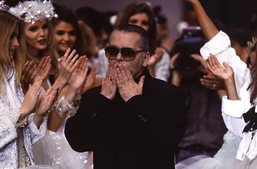Карл Лагерфельд и его модели во время показа Chanel весна-лето — 1992
