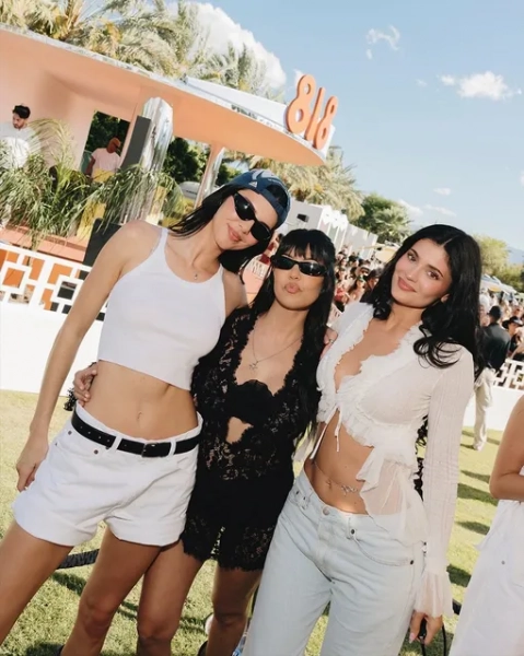 Кендалл и Кайли Дженнер, Кортни Кардашьян на Coachella-2026