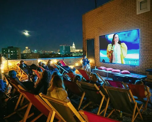 Где смотреть кино под открытым небом: самые атмосферные летние кинотеатры Москвы