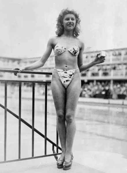 Модель Мишелин Бернардини в первом бикини авторства Луи Реара. 1946 год