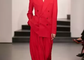 Как носить красный летом-2026: идеи от Chanel, Hermés, Fendi и других брендов