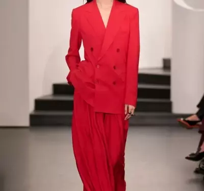 Как носить красный летом-2026: идеи от Chanel, Hermés, Fendi и других брендов