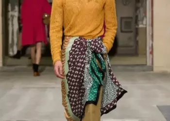 Как носить парео в городе? С брюками, как на показе Dries Van Noten