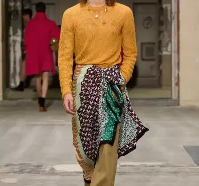 Как носить парео в городе? С брюками, как на показе Dries Van Noten