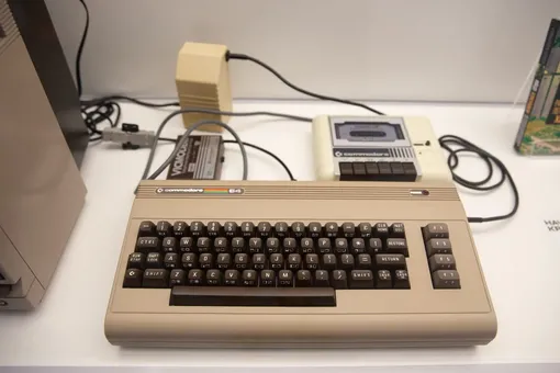 Commodore 64 (1982) — самый массовый персональный компьютер в истории, повлиявший на формирование субкультуры и эстетики хакеров