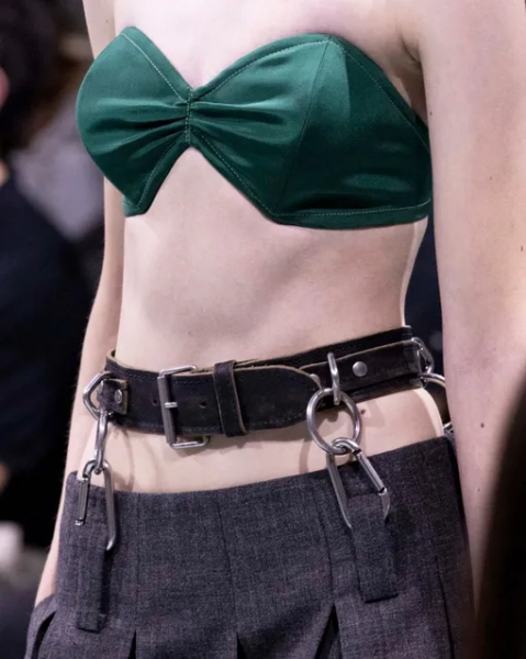 Prada весна-лето 2025