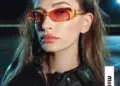 Самый модный аксессуар осени замечен на Хэйли Бибер в съемке для Miu Miu