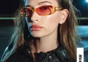 Самый модный аксессуар осени замечен на Хэйли Бибер в съемке для Miu Miu