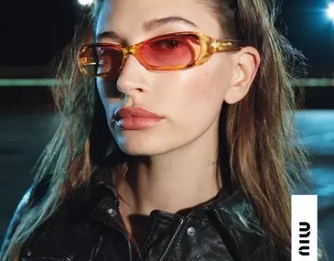 Самый модный аксессуар осени замечен на Хэйли Бибер в съемке для Miu Miu