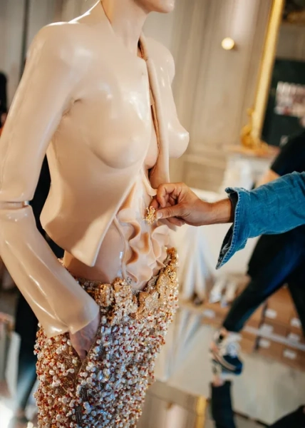 Процесс создания кутюрного жакета Schiaparelli из коллекции осень-2026