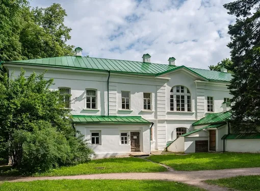 7 самых атмосферных усадеб, в которые можно поехать на выходных