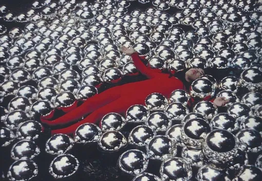 Яеи Кусама, акция «Сад Нарцисса», 1966 год