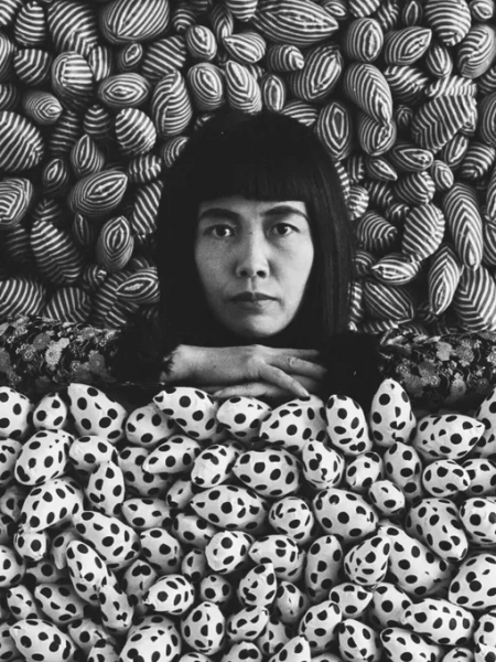 Яеи Кусама на фоне инсталляции «Поле фаллосов», 1965 год