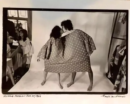 Йоко Оно и Джон Леннон в платье, созданном Яеи Кусамой. 1969 г.