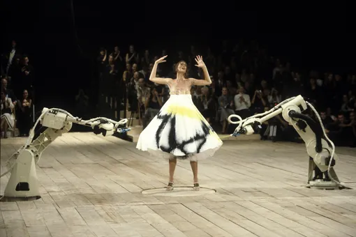 Шалом Харлоу в финале показа Alexander McQueen весна-лето 1999