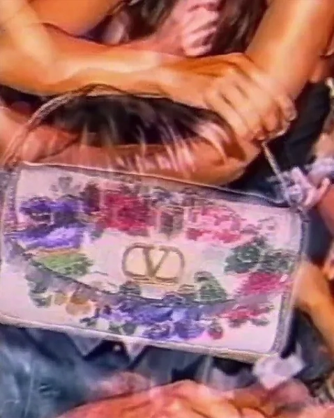 AI-кампейн Valentino, посвященный сумке DeVain
