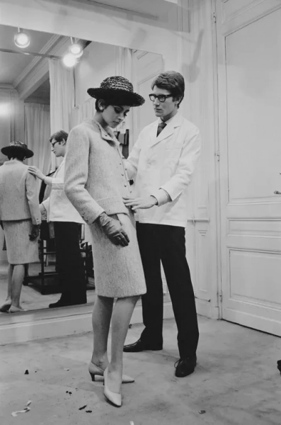 29-летний Ив Сен-Лоран за работой в Париже, 1965 год