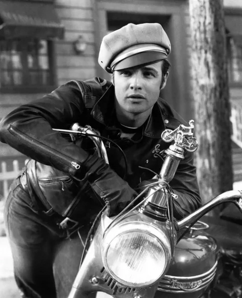 Марлон Брандо в фильме «Дикарь» (1953), реж. Ласло Бенедек