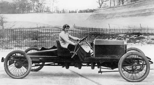 Дороти Левитт за рулем Napier, 1908 год