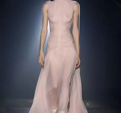 Что будет, если строгий костюм встретит рейв? McQueen показывает новый Лондон