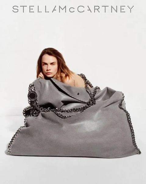 Кара Делевинь в рекламной кампании сумки Falabella, 2024 год