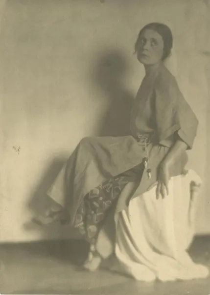 Лиля Брик демонстрирует платье Надежды Ламановой, 1924 год