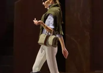 Не спешите убирать белые брюки: носите их как на показе Gucci