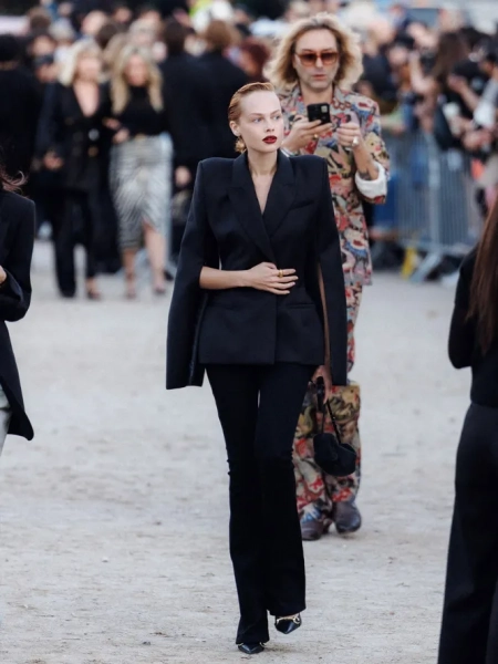 Вита Клац на показе Schiaparelli