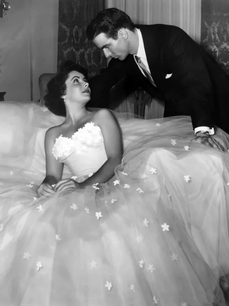 Элизабет Тейлор и Монтгомери Клифт в фильме «Место под солнцем» (1951)