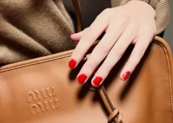 Забудьте про аккуратный маникюр — Miu Miu разрешили женщинам быть неидеальными